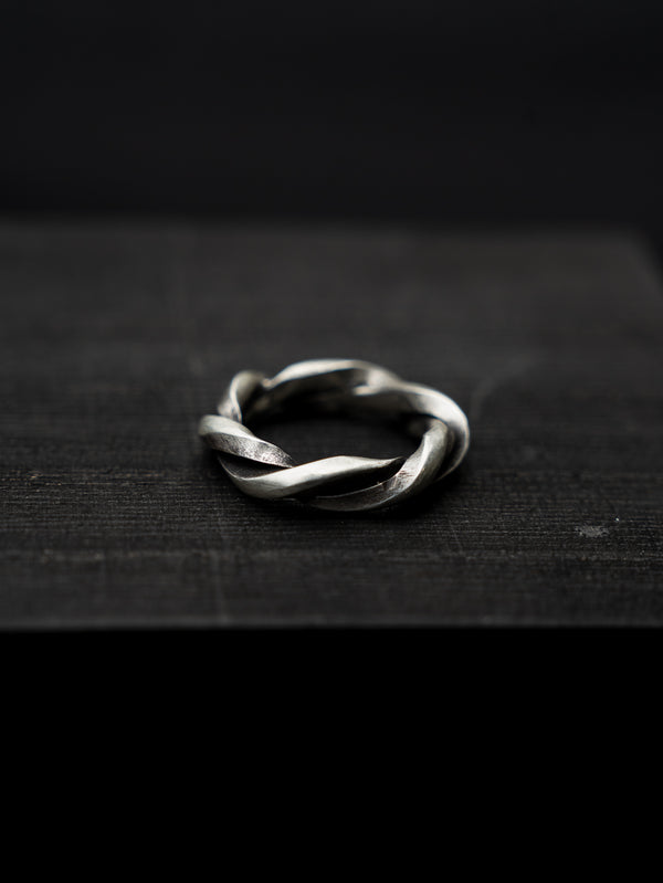 Double Twisted Ring