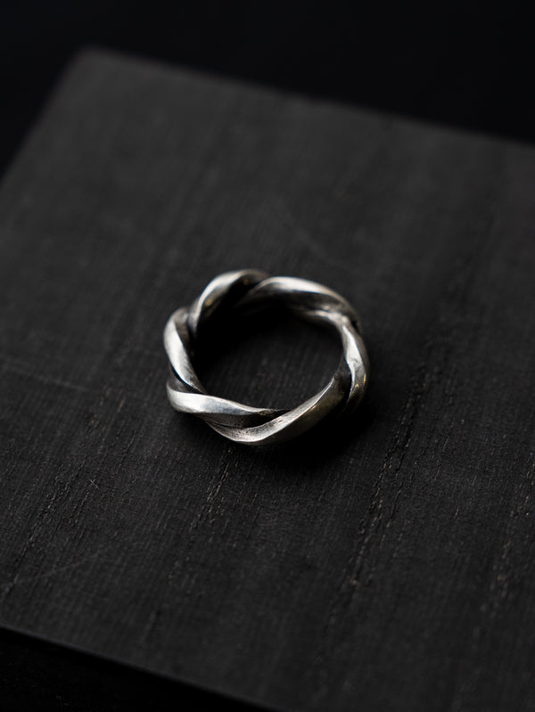 Double Twisted Ring